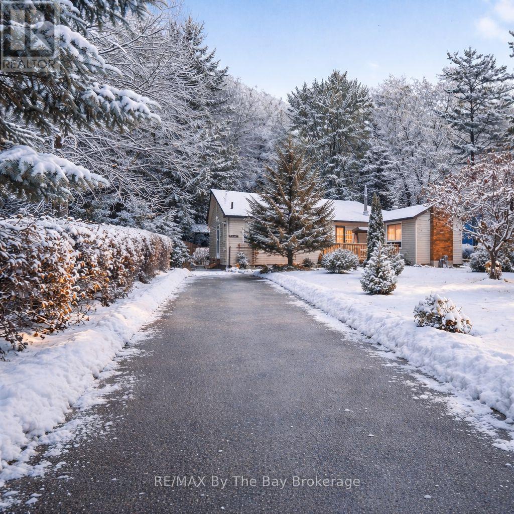 11 39th Street S, Wasaga Beach, Ontario  L9Z 1S2 - Photo 1 - S12540490