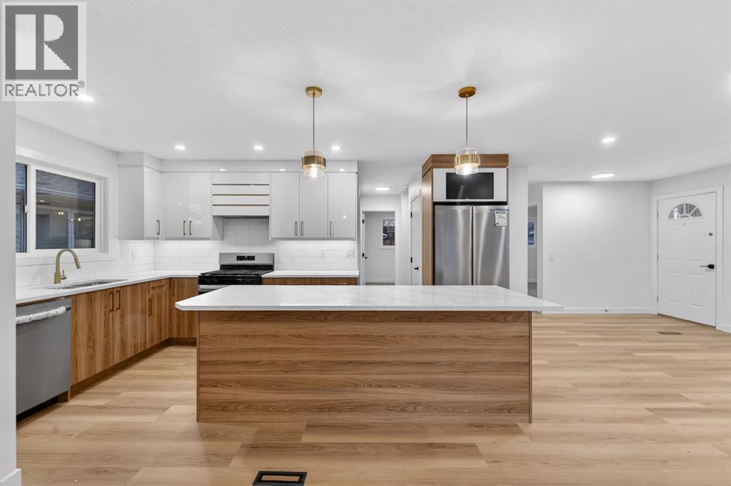 420 Pinegreen Close Ne, Calgary, Alberta  T1Y 1W3 - Photo 12 - A2281470