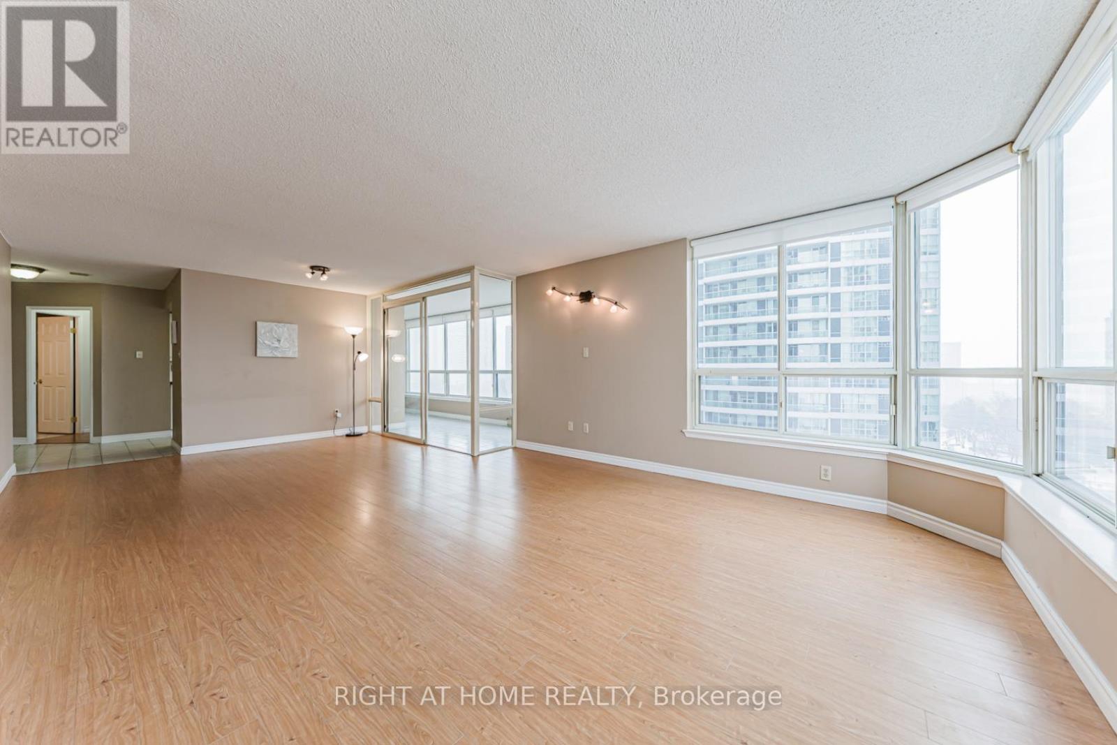 1011 - 55 Elm Drive, Mississauga, Ontario  L5B 3Z3 - Photo 2 - W12727578