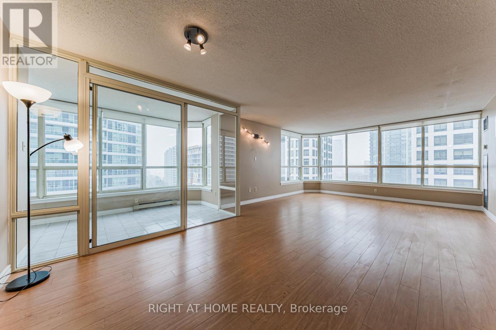 1011 - 55 Elm Drive, Mississauga, Ontario  L5B 3Z3 - Photo 3 - W12727578