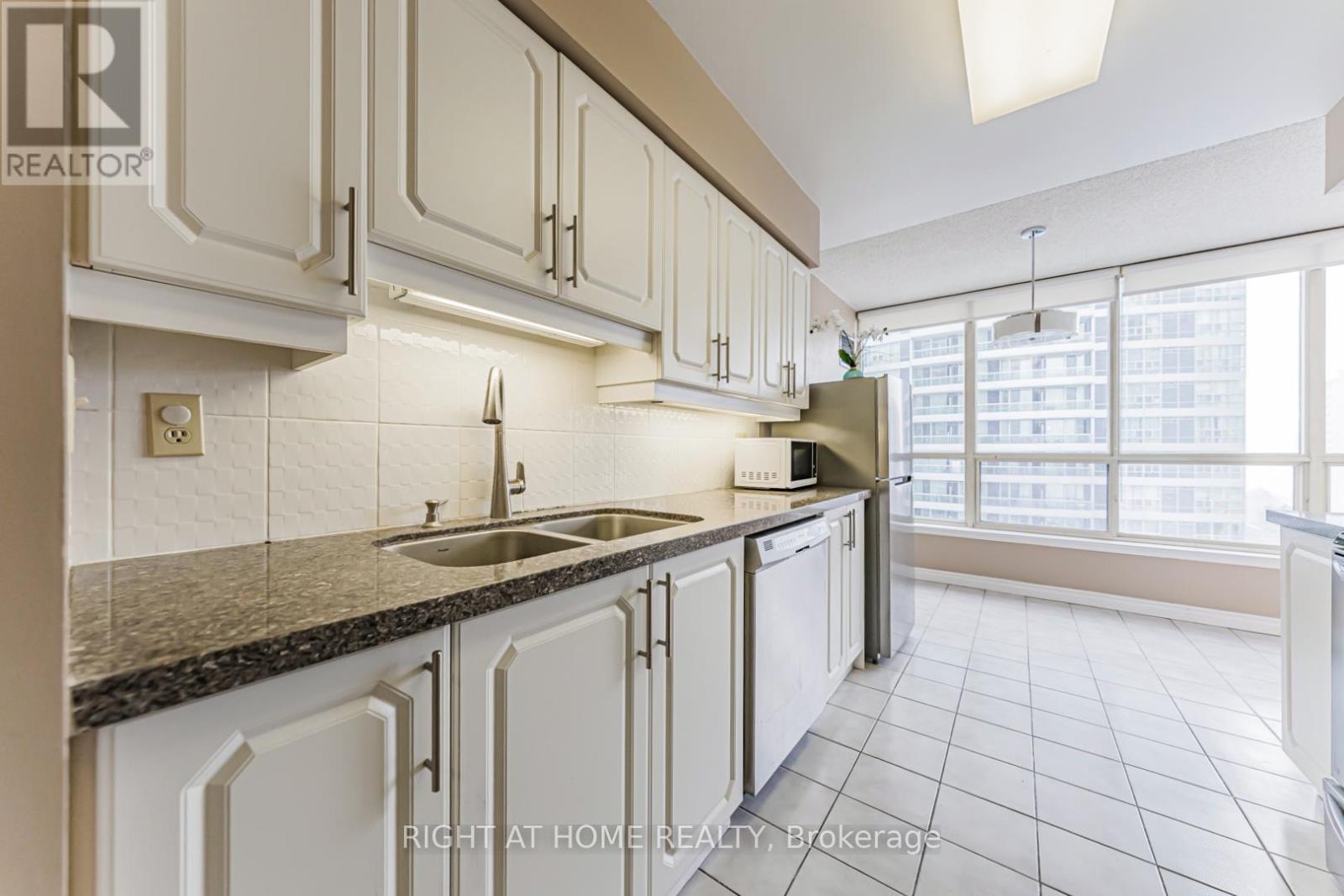 1011 - 55 Elm Drive, Mississauga, Ontario  L5B 3Z3 - Photo 5 - W12727578