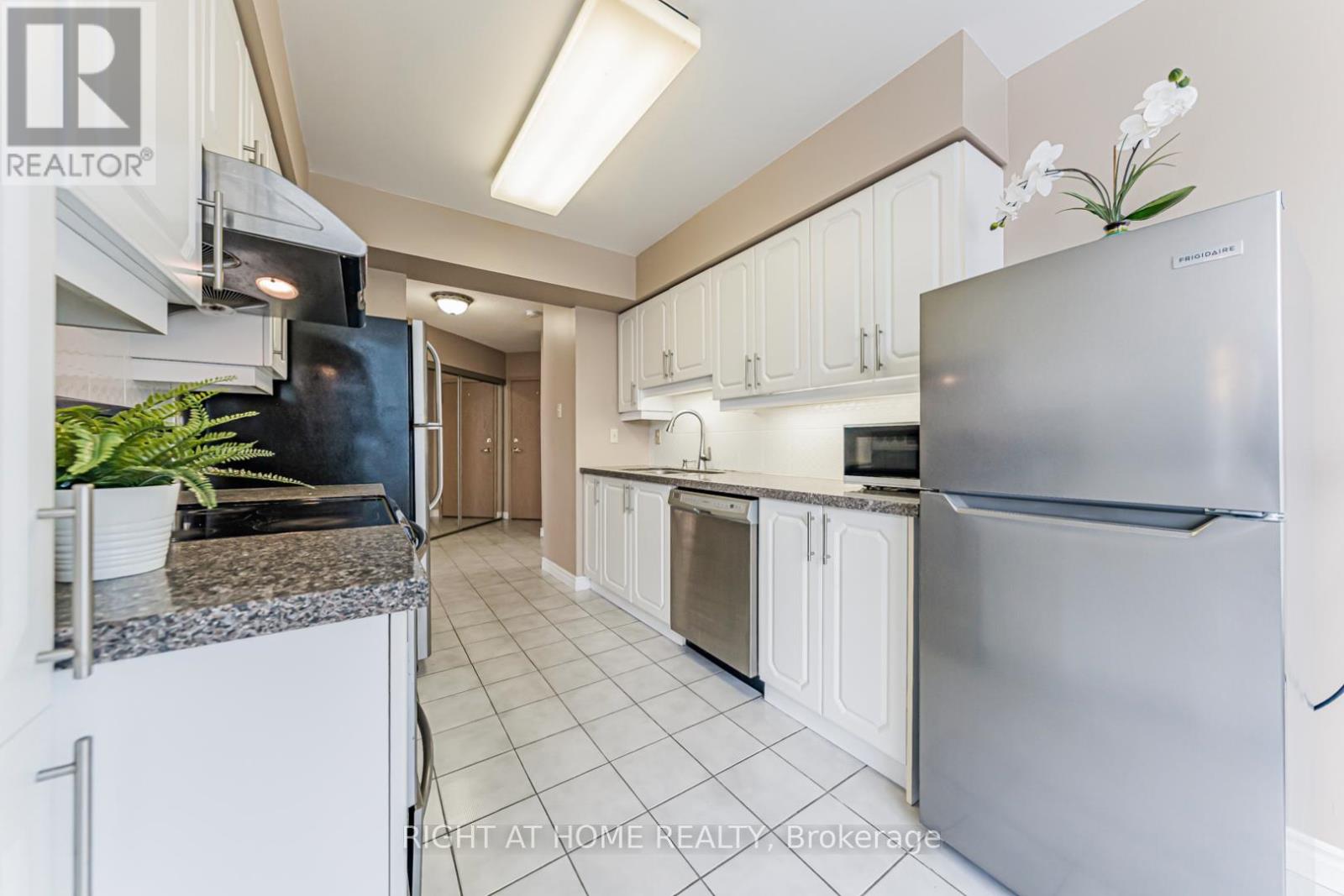 1011 - 55 Elm Drive, Mississauga, Ontario  L5B 3Z3 - Photo 6 - W12727578