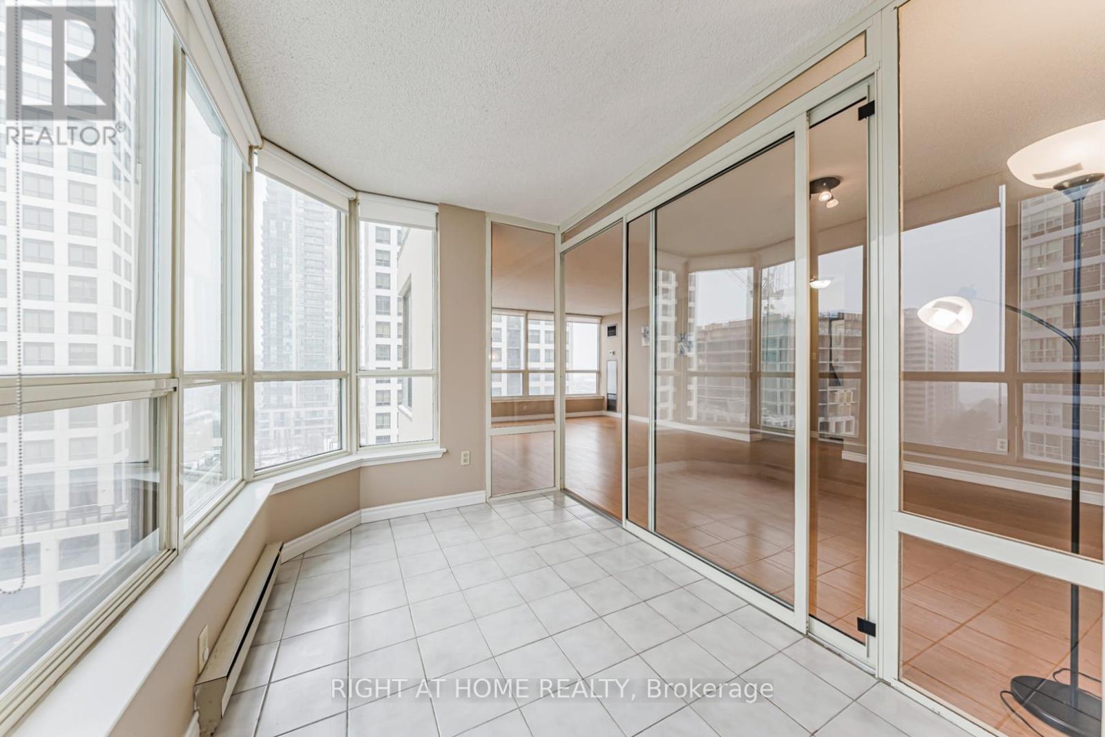 1011 - 55 Elm Drive, Mississauga, Ontario  L5B 3Z3 - Photo 7 - W12727578