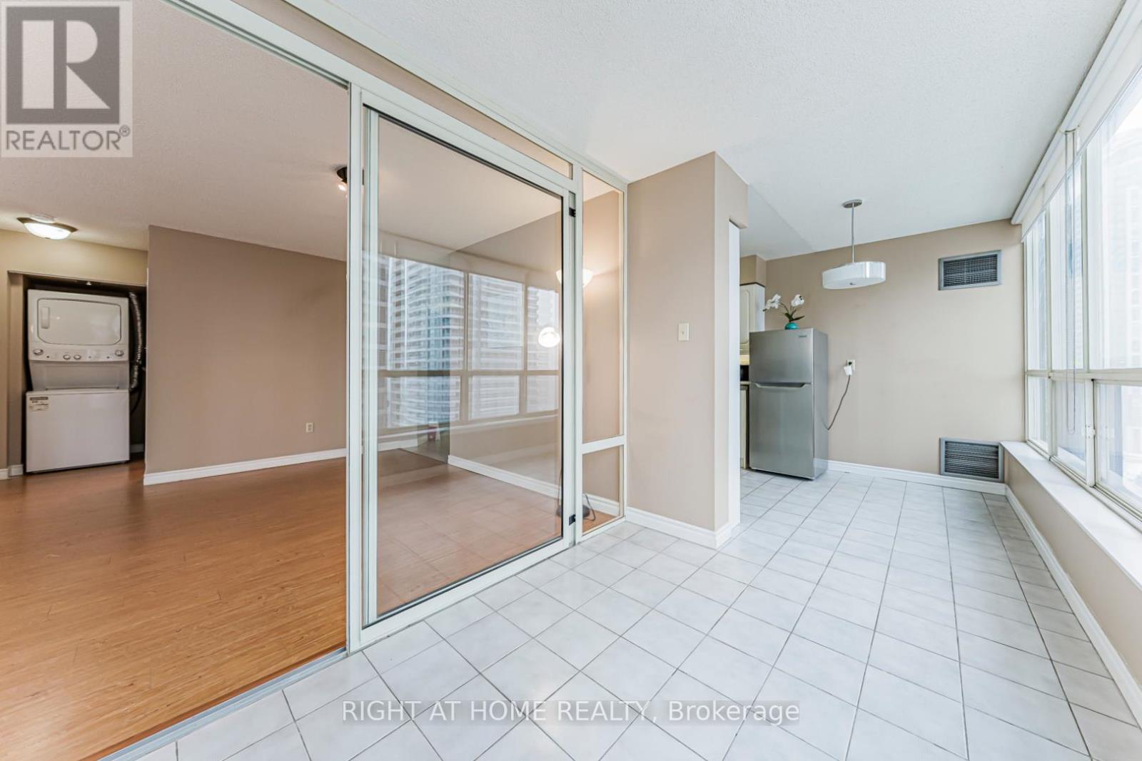 1011 - 55 Elm Drive, Mississauga, Ontario  L5B 3Z3 - Photo 8 - W12727578