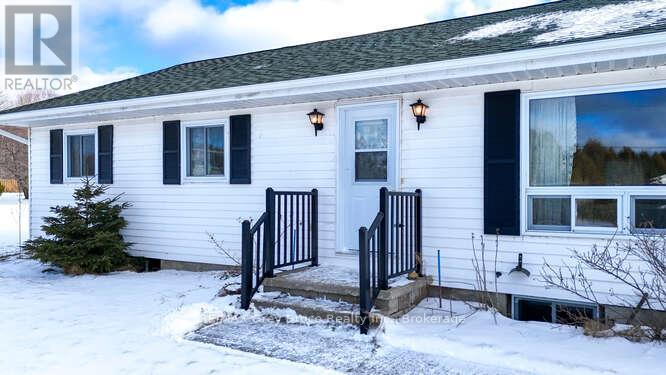 26 Maple Golf Crescent, Northern Bruce Peninsula, Ontario  N0H 2R0 - Photo 4 - X12727600