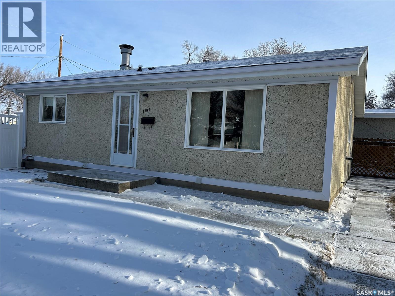 1187 Currie Crescent, Moose Jaw, Saskatchewan  S6H 5M9 - Photo 2 - SK027353