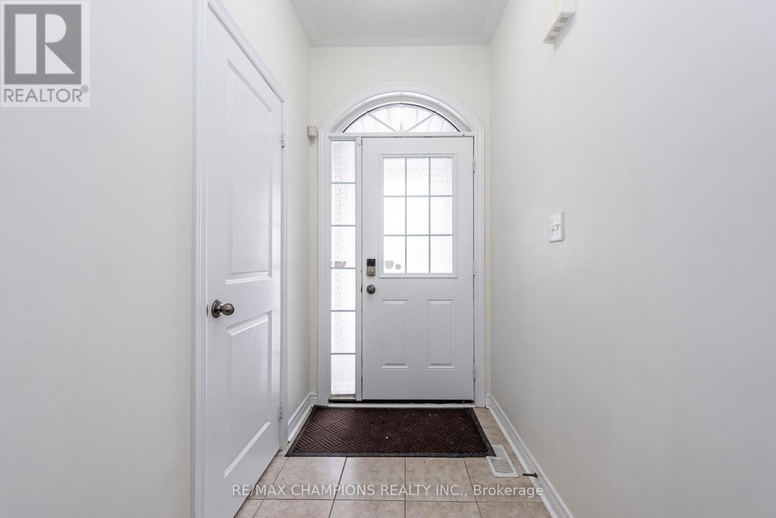 64 Pennycross Crescent, Brampton, Ontario  L7A 4M1 - Photo 4 - W12726106