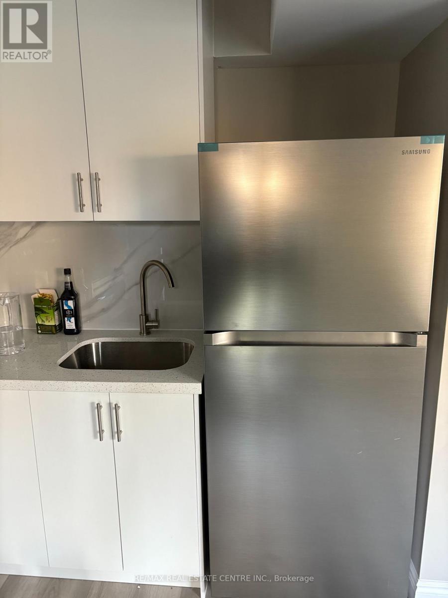 3949 Tacc(Basement) Drive, Mississauga, Ontario  L5M 6L2 - Photo 5 - W12695164