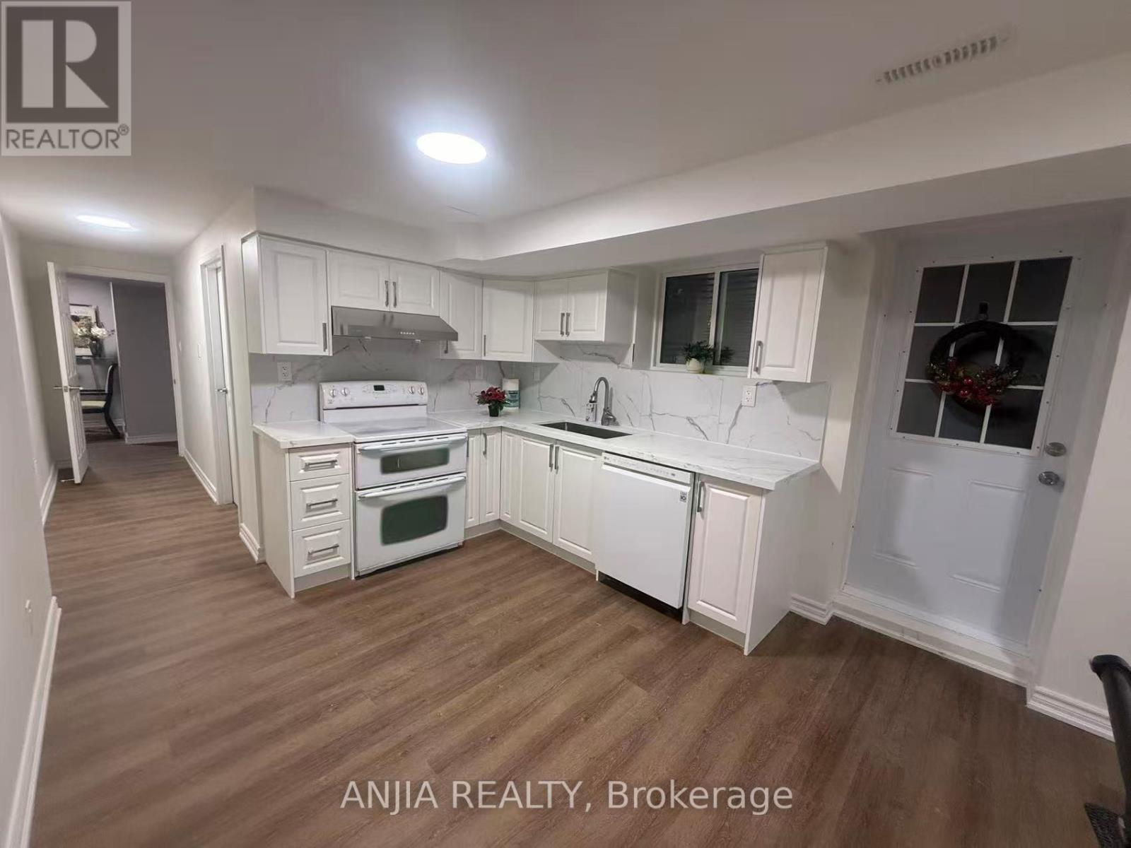 2482 Robin Drive, Mississauga, Ontario  L5K 2G3 - Photo 2 - W12727636