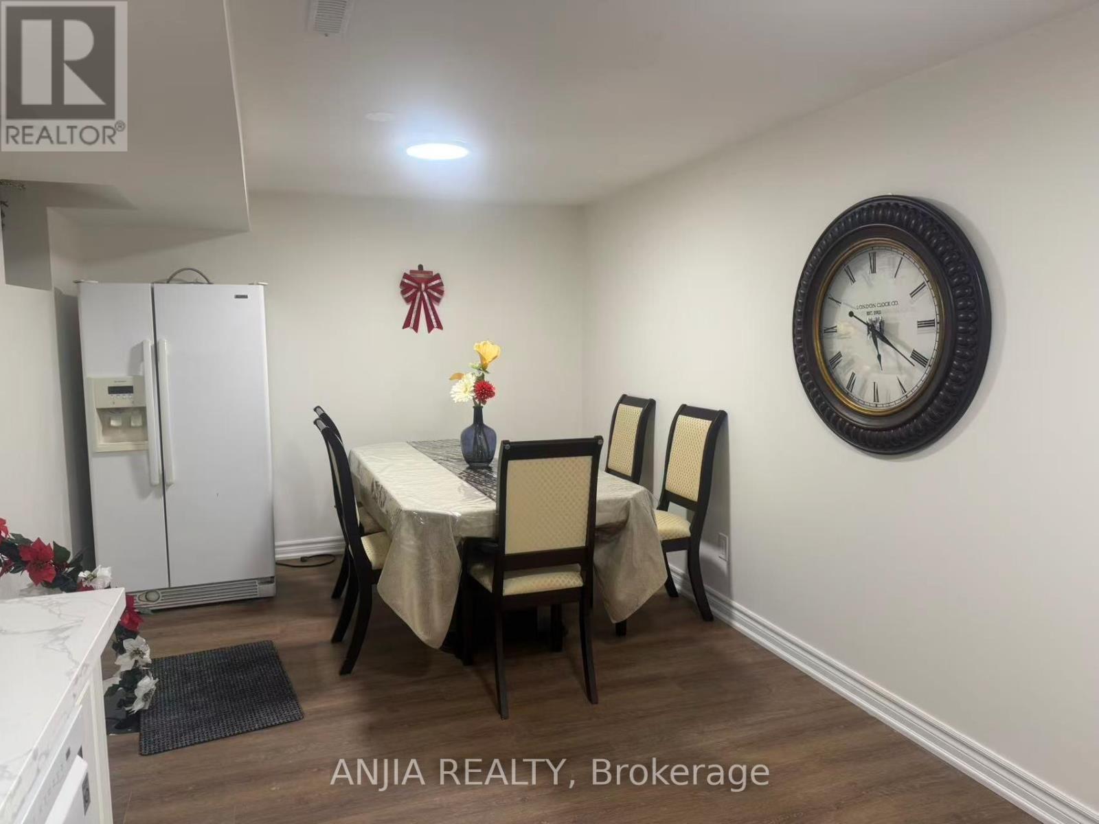 2482 Robin Drive, Mississauga, Ontario  L5K 2G3 - Photo 3 - W12727636