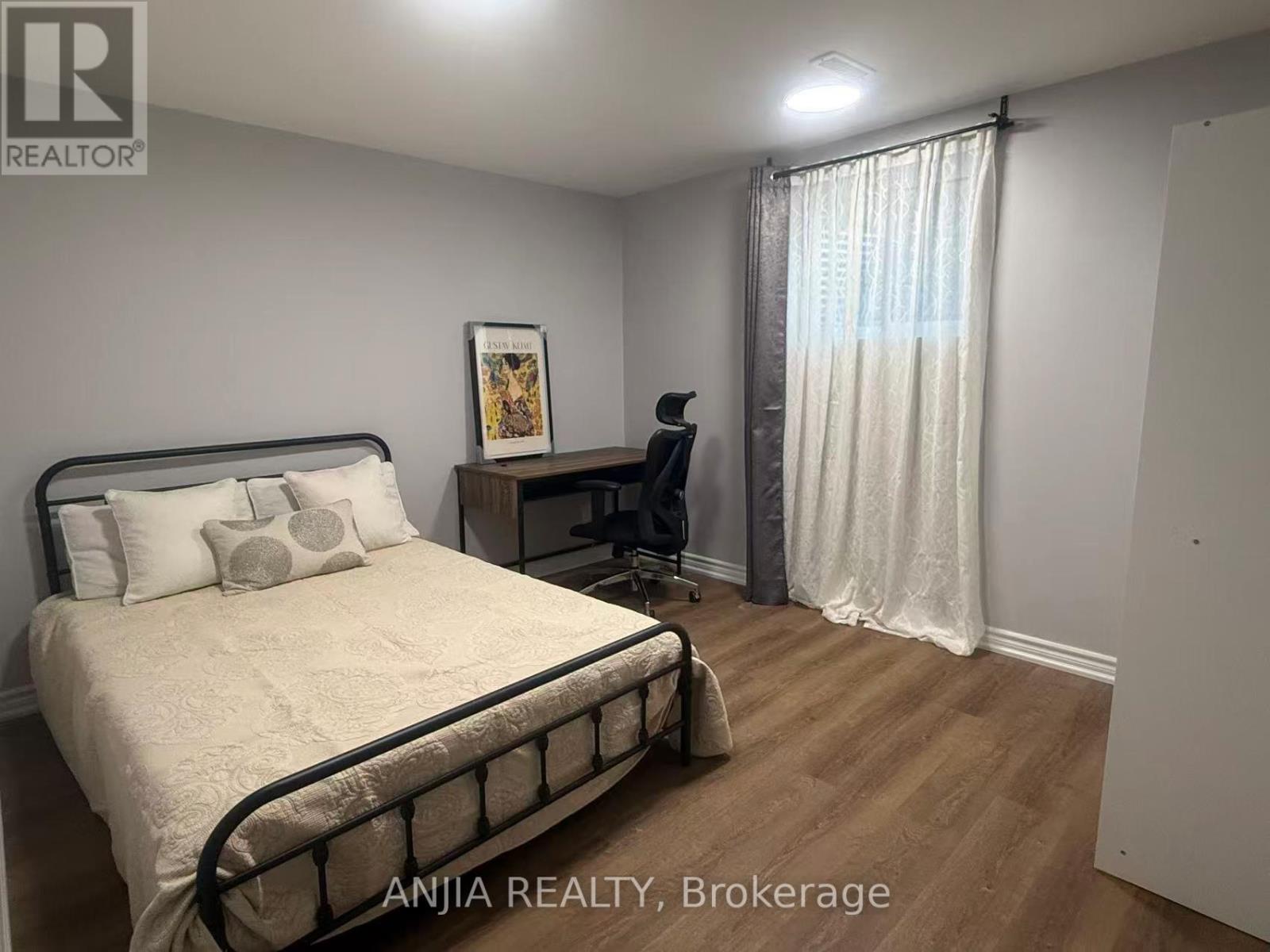 2482 Robin Drive, Mississauga, Ontario  L5K 2G3 - Photo 4 - W12727636