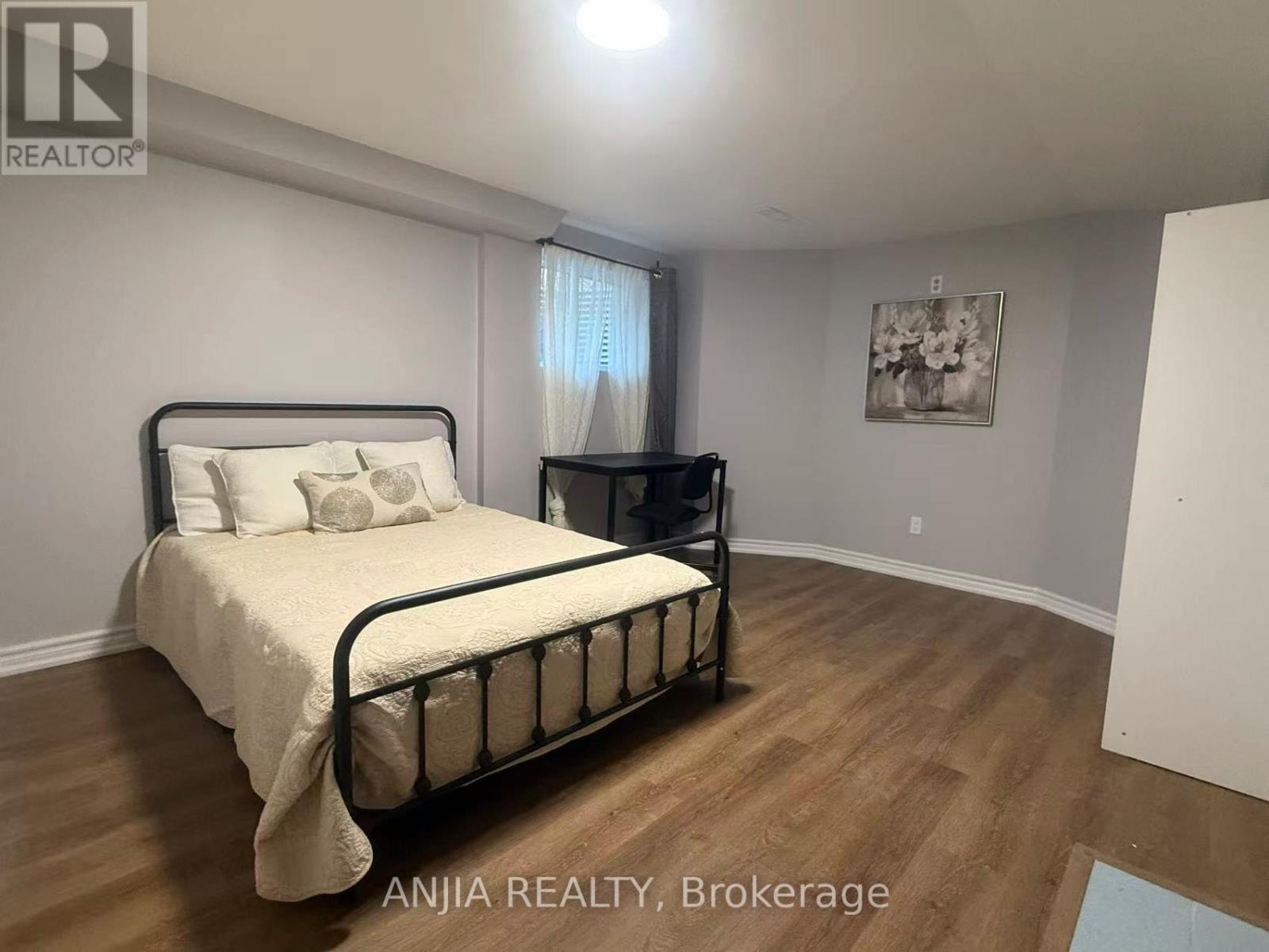 2482 Robin Drive, Mississauga, Ontario  L5K 2G3 - Photo 5 - W12727636