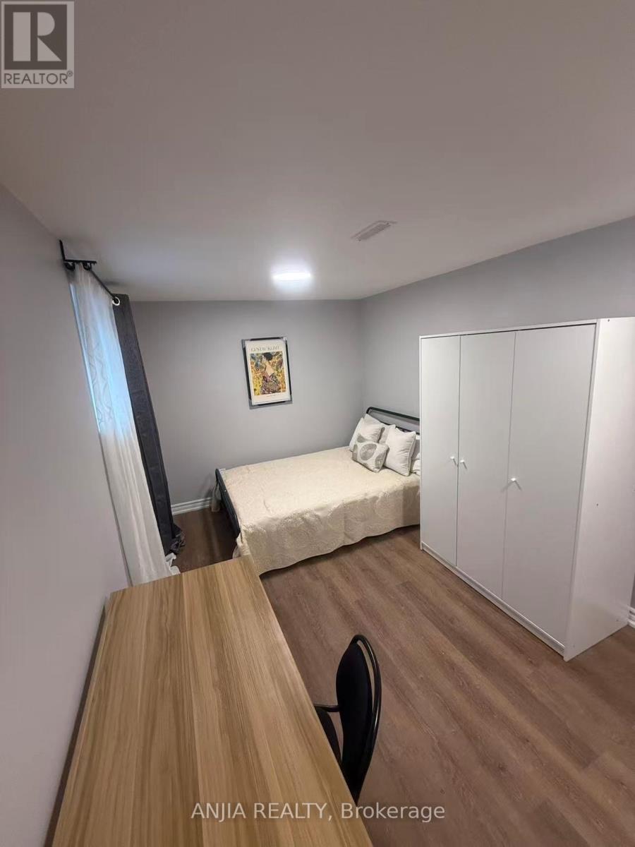 2482 Robin Drive, Mississauga, Ontario  L5K 2G3 - Photo 9 - W12727636