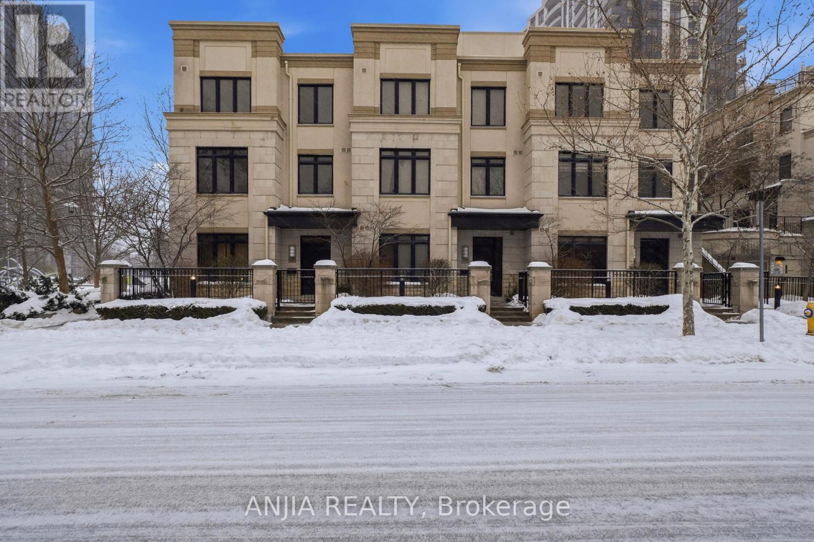 TH30 - 9 OAKBURN CRESCENT, Toronto, Ontario