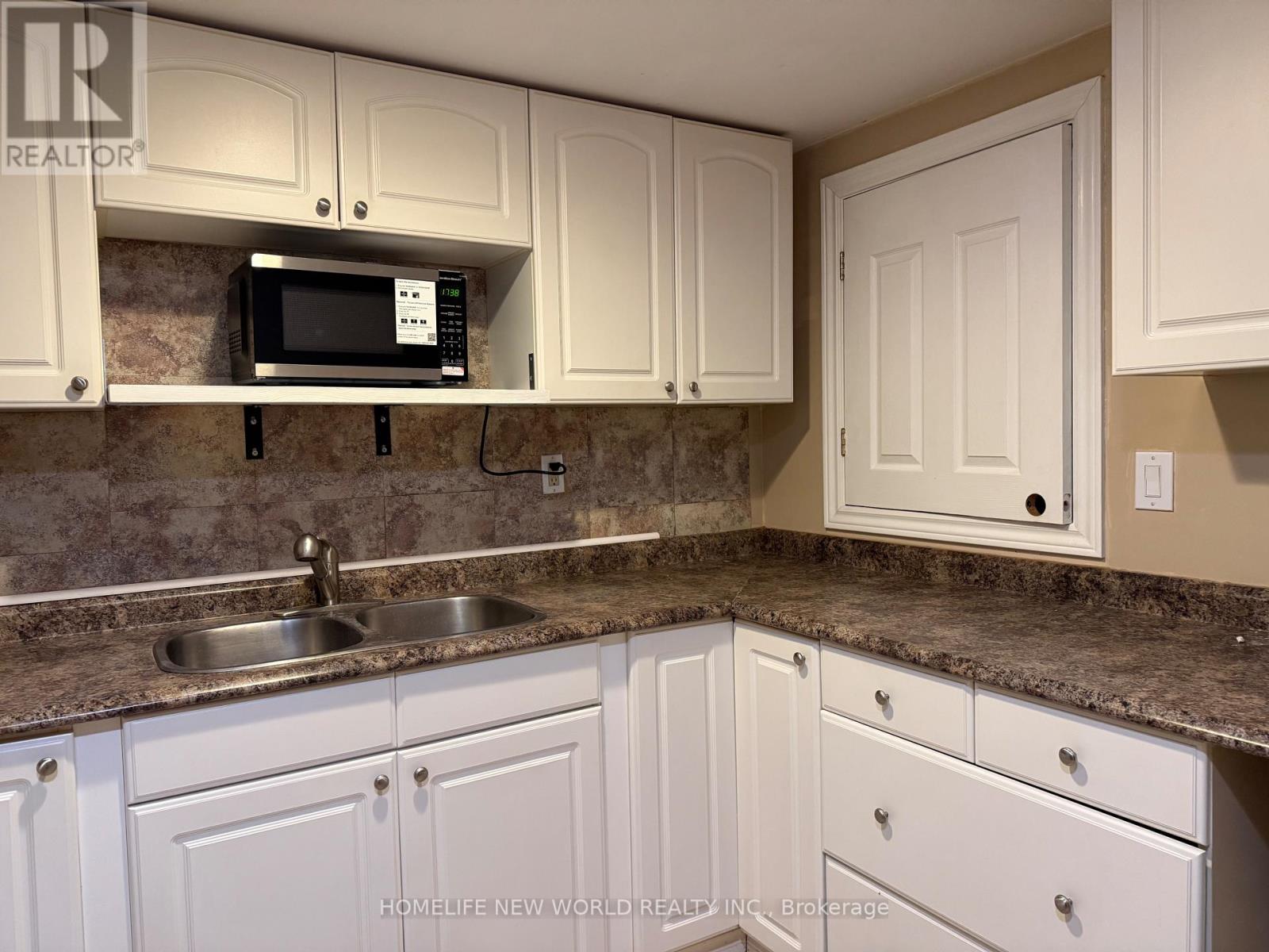 Lower W/o - 252 Osmond Crescent, Newmarket, Ontario  L3Y 7L2 - Photo 3 - N12684854