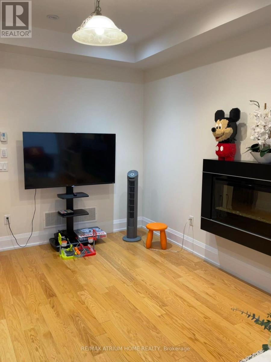 252b Finch Avenue E, Toronto, Ontario  M2N 0K3 - Photo 3 - C12727732