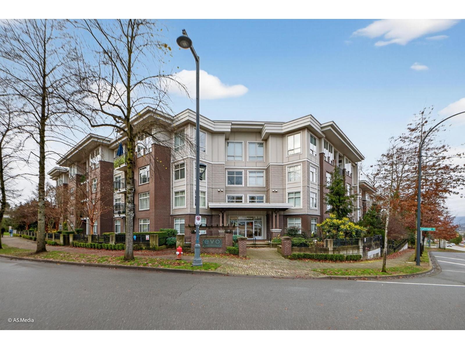 318 13555 Gateway Drive, Surrey, British Columbia  V3T 0B5 - Photo 2 - R3082417