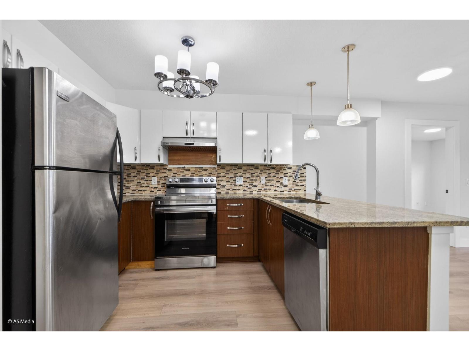 318 13555 Gateway Drive, Surrey, British Columbia  V3T 0B5 - Photo 7 - R3082417