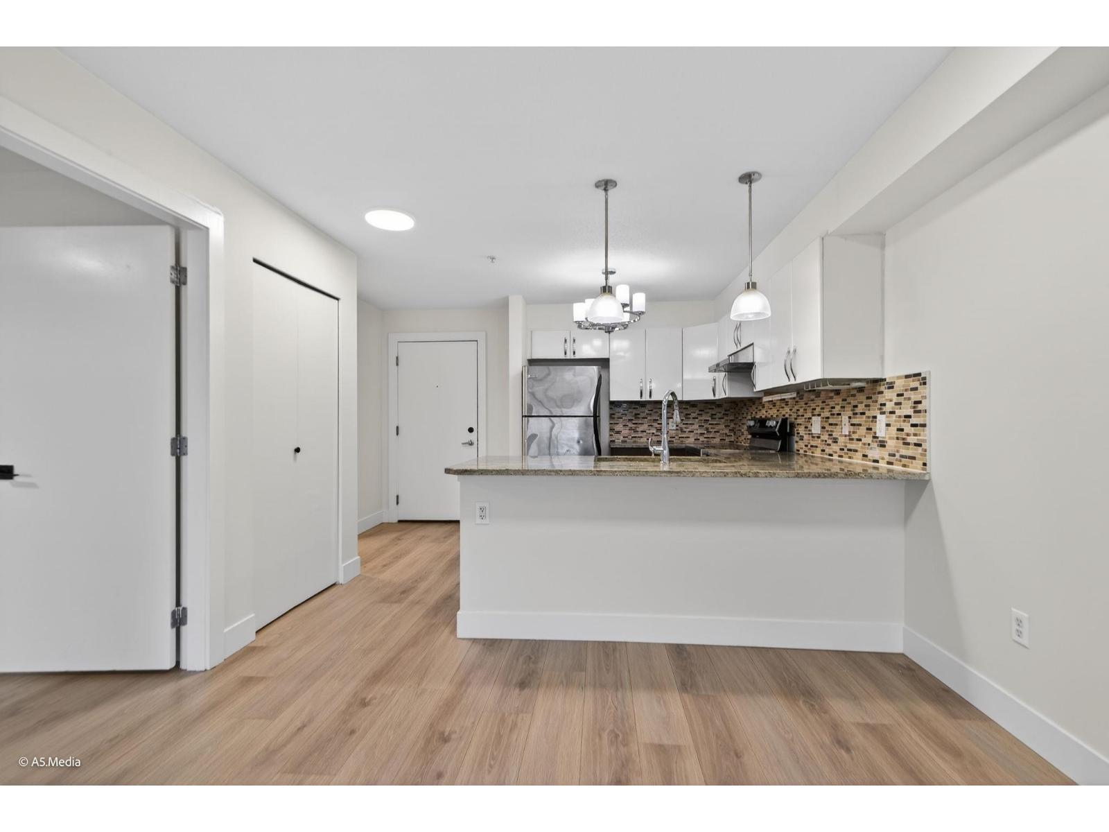 318 13555 Gateway Drive, Surrey, British Columbia  V3T 0B5 - Photo 9 - R3082417