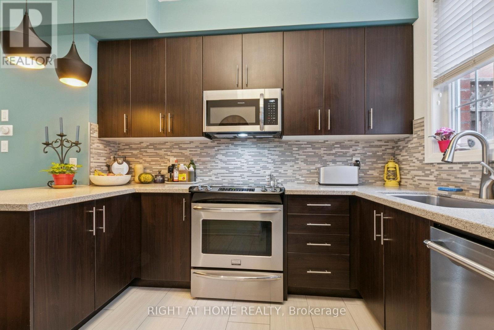 28 Raffeix Lane, Toronto, Ontario  M5A 0G5 - Photo 14 - C12501554