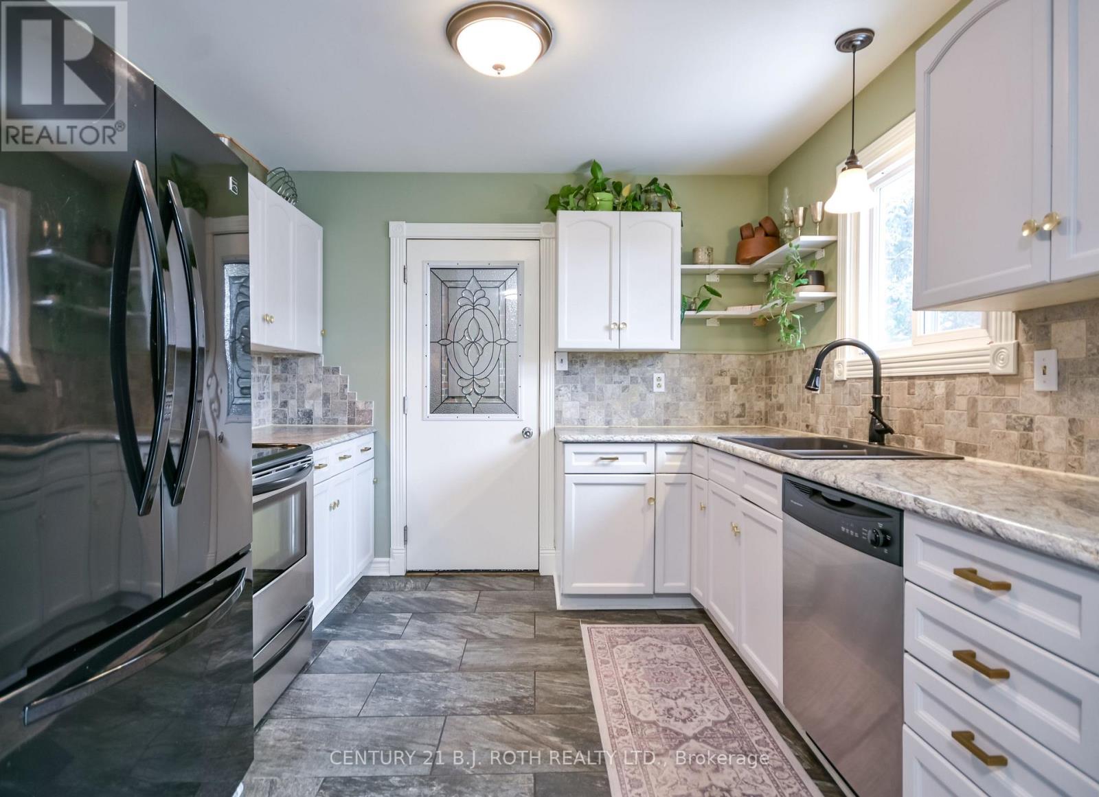 6 Glenview Avenue, Springwater, Ontario  L0L 1P0 - Photo 4 - S12702224