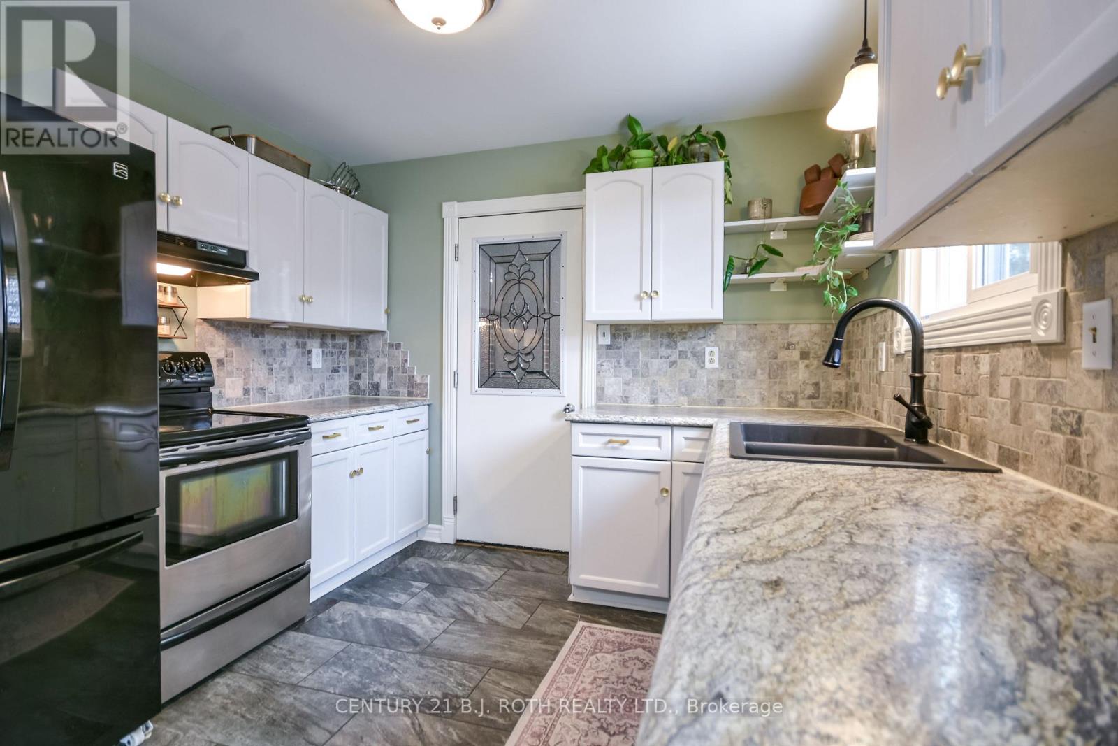 6 Glenview Avenue, Springwater, Ontario  L0L 1P0 - Photo 5 - S12702224