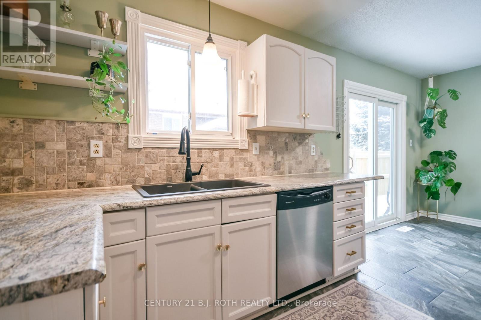 6 Glenview Avenue, Springwater, Ontario  L0L 1P0 - Photo 7 - S12702224