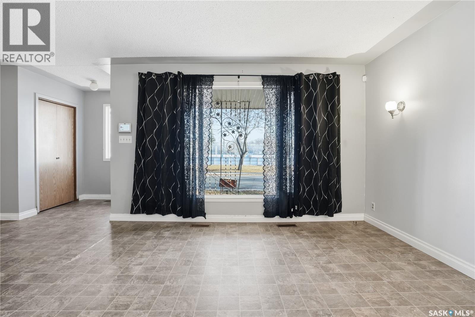 918 Garnet Street, Regina, Saskatchewan  S4T 2X5 - Photo 6 - SK027357