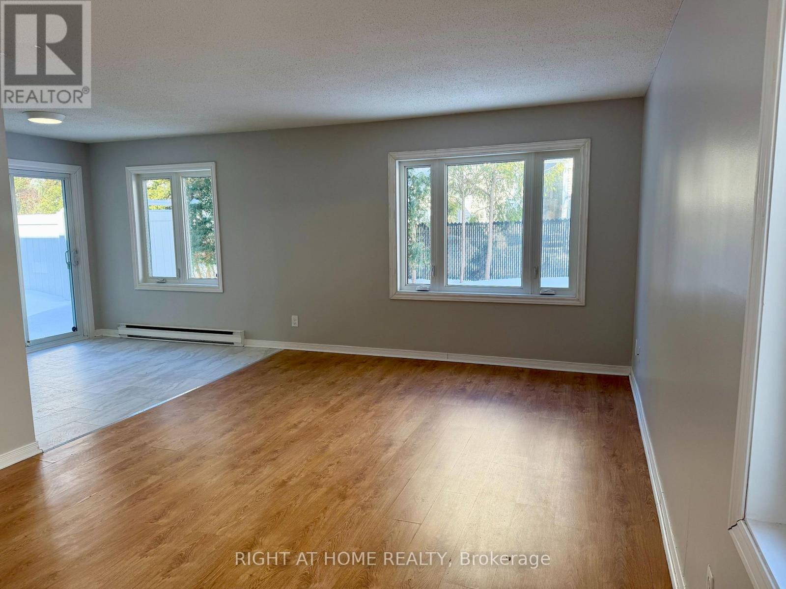 E - 1033 Cummings Avenue, Ottawa, Ontario  K1J 9K6 - Photo 3 - X12438912