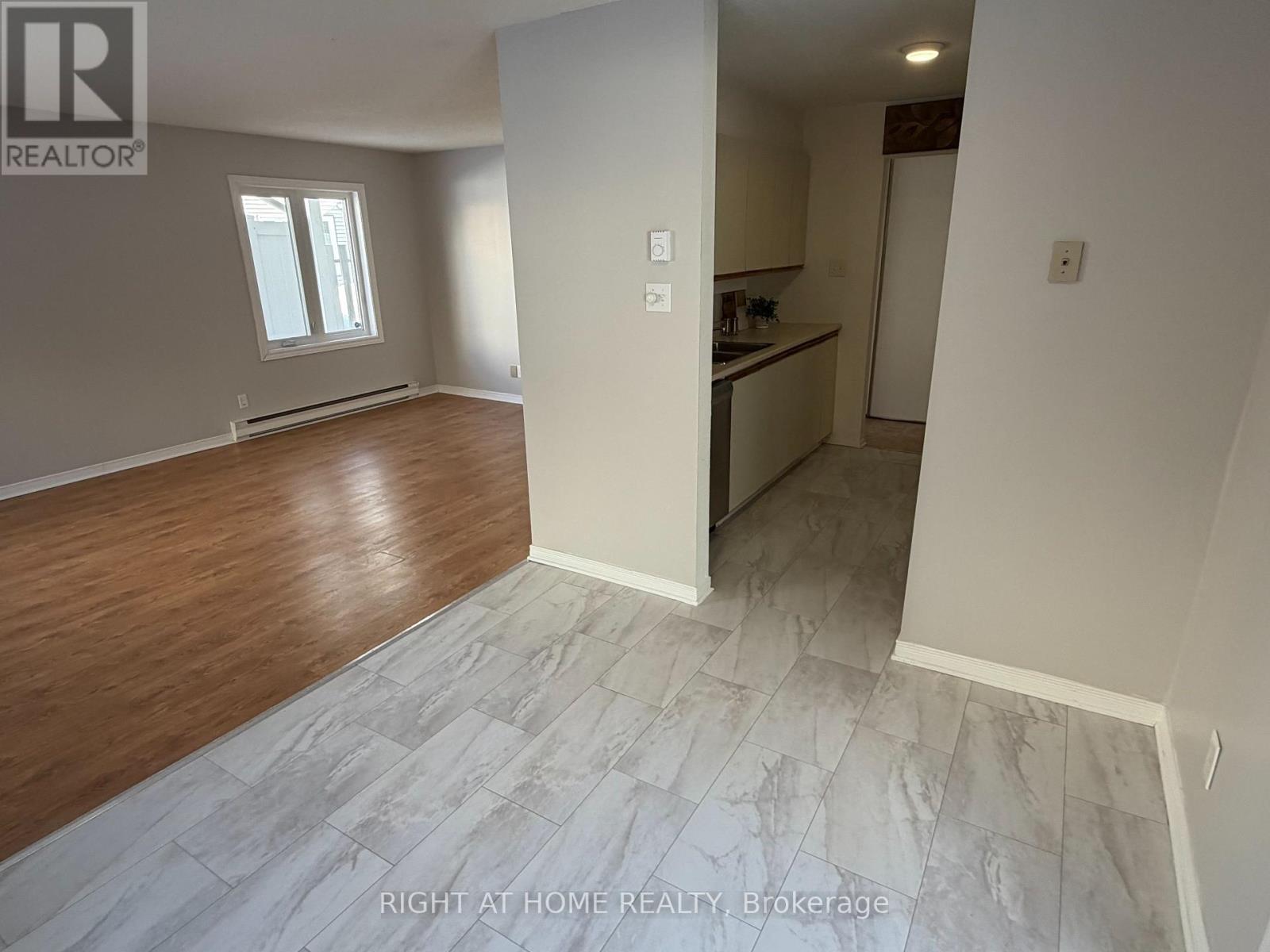 E - 1033 Cummings Avenue, Ottawa, Ontario  K1J 9K6 - Photo 4 - X12438912