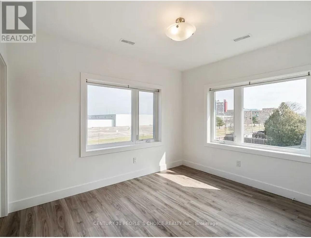 54 Westhampton Drive, Toronto, Ontario  M9R 1X6 - Photo 4 - W12727864