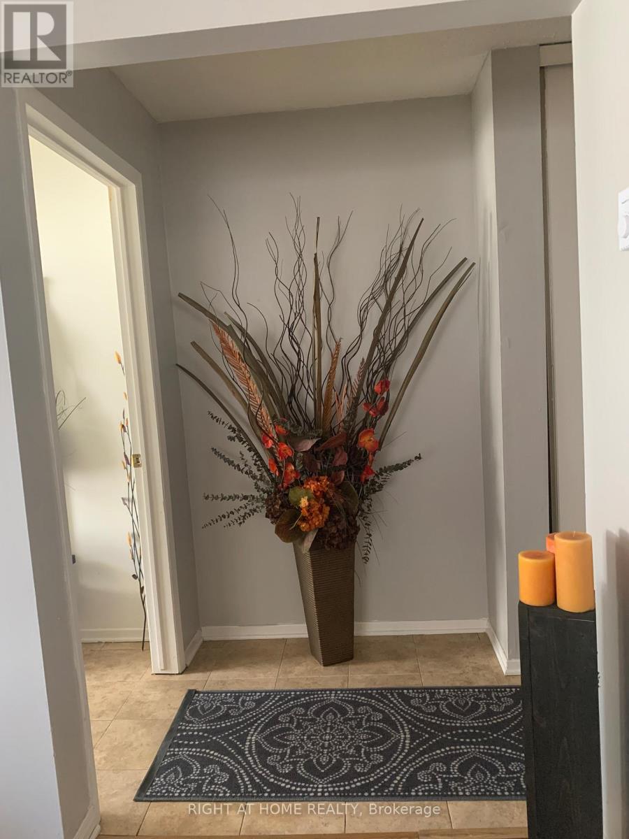 E - 1033 Cummings Avenue, Ottawa, Ontario  K1J 9K6 - Photo 6 - X12438912