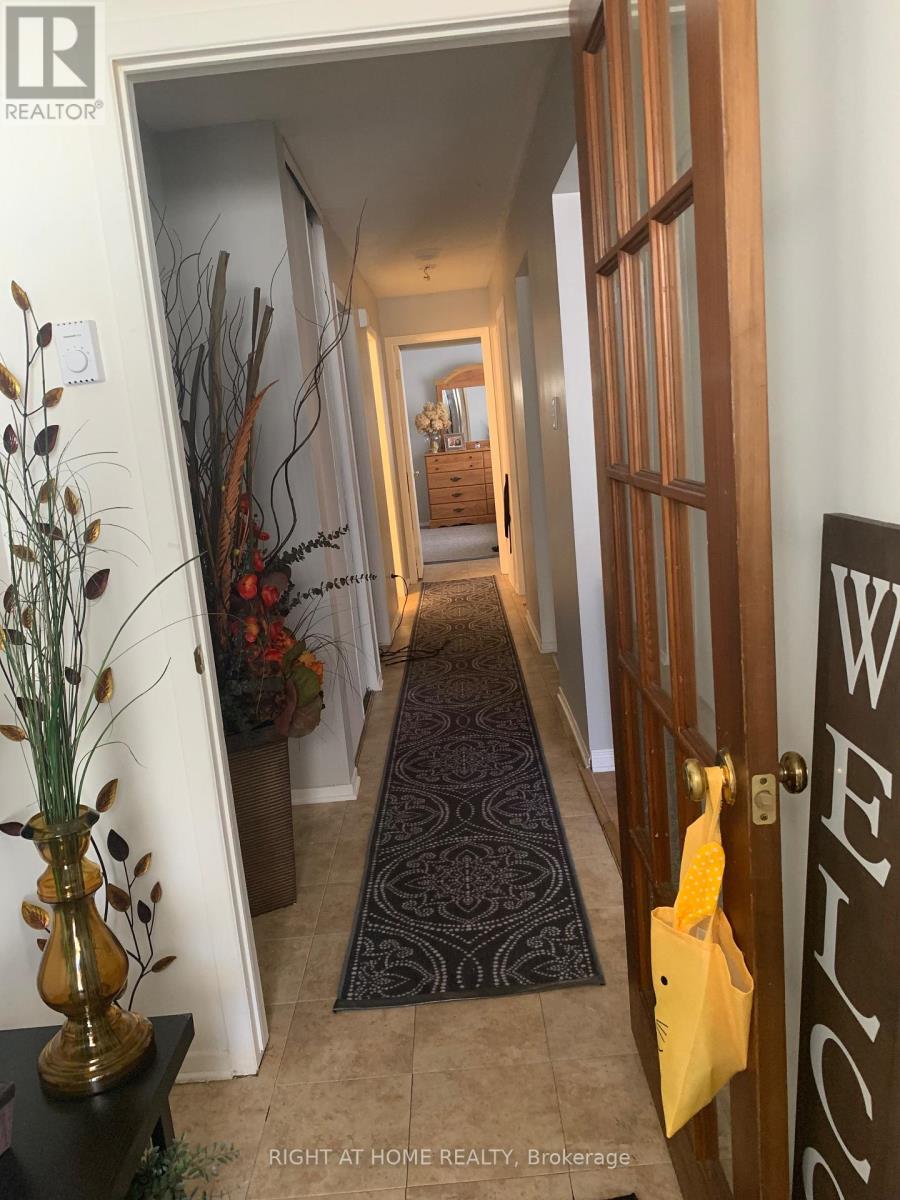 E - 1033 Cummings Avenue, Ottawa, Ontario  K1J 9K6 - Photo 4 - X12438912