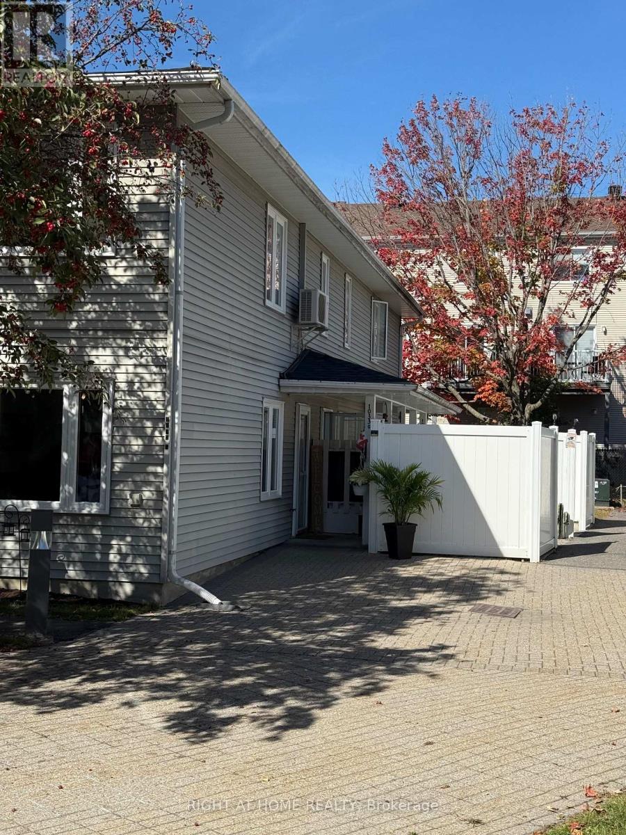 E - 1033 Cummings Avenue, Ottawa, Ontario  K1J 9K6 - Photo 3 - X12438912