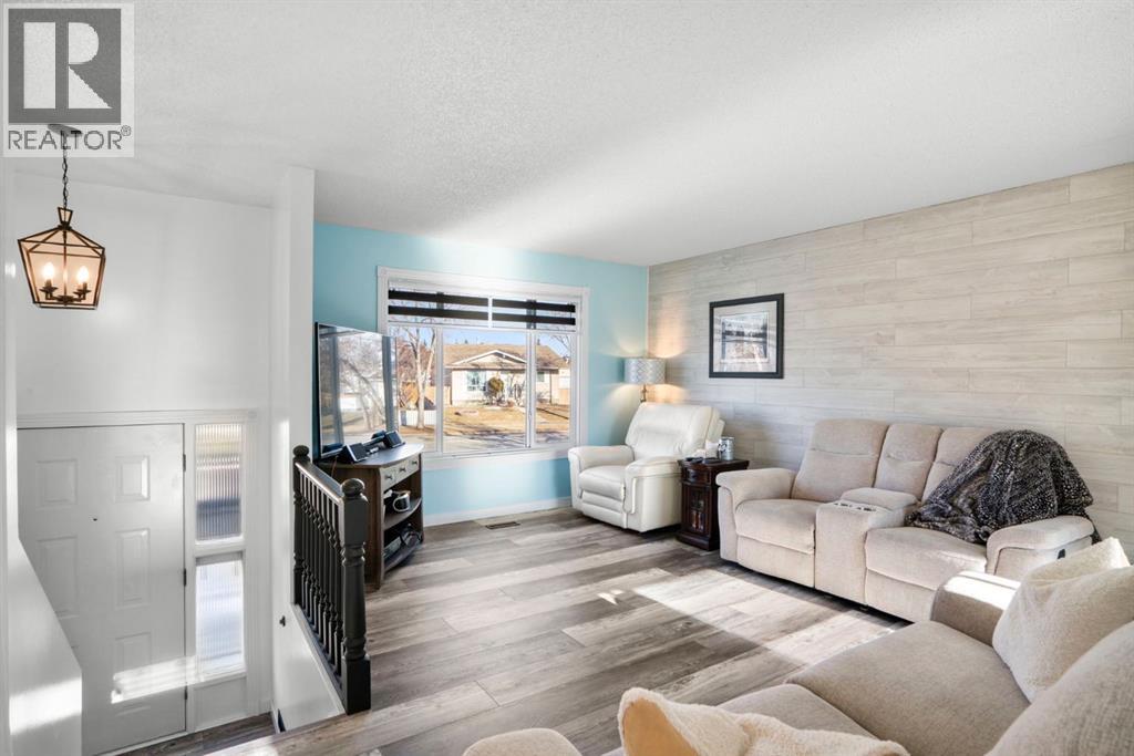 43 Applewood Drive Se, Calgary, Alberta  T2A 7L2 - Photo 5 - A2281245