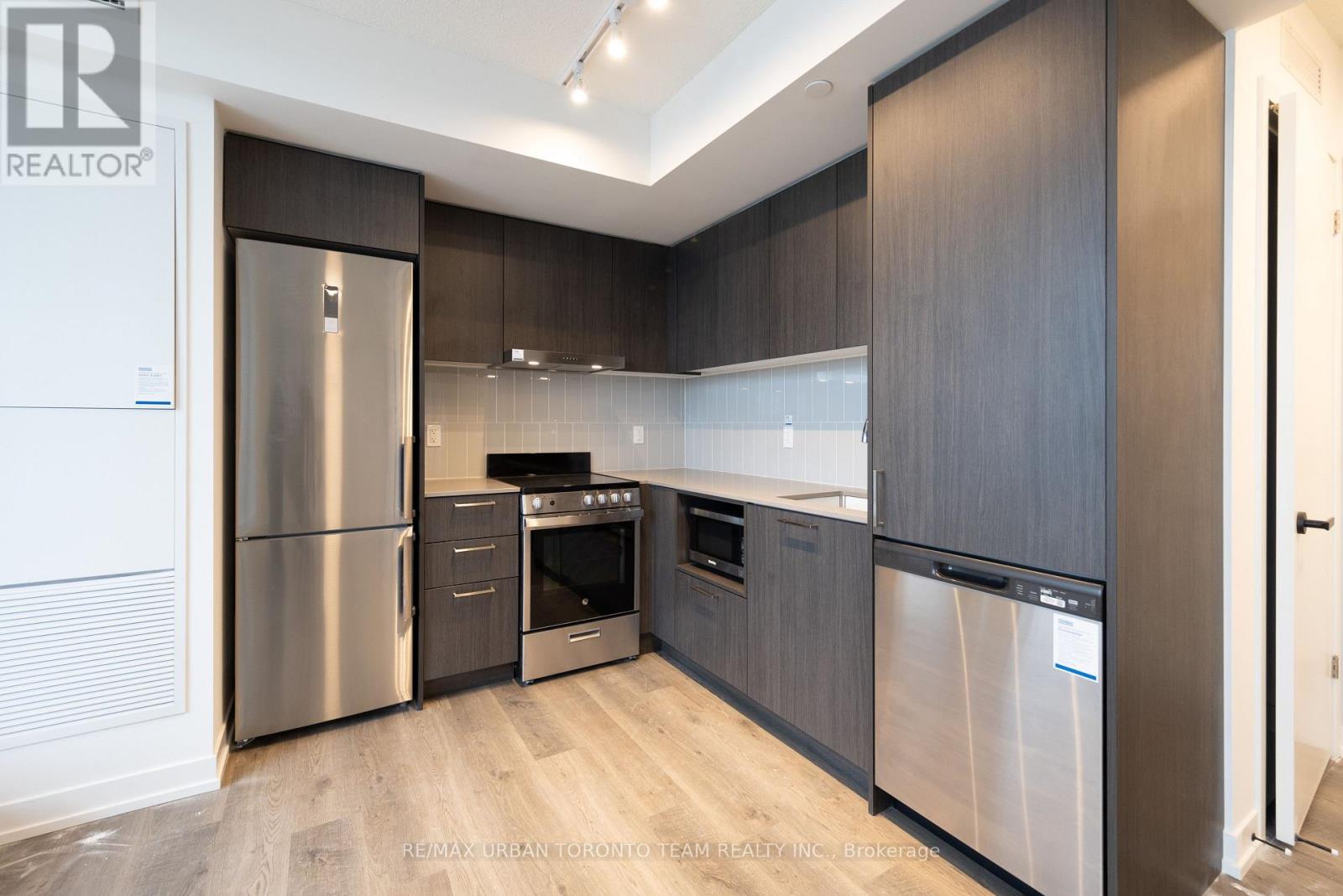 712 - 195 Commerce Street, Vaughan, Ontario  L4K 5Z7 - Photo 2 - N12727926