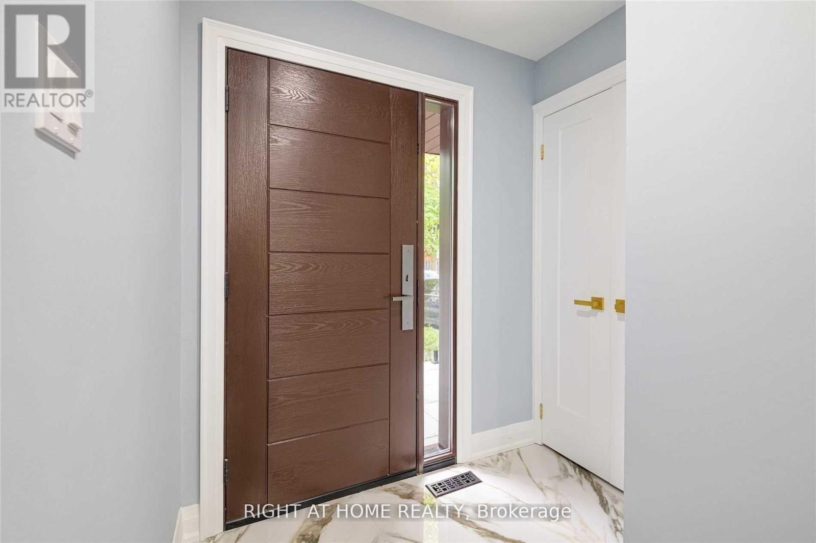 11 Michael Drive E, Richmond Hill, Ontario  L4C 5W6 - Photo 3 - N12727986