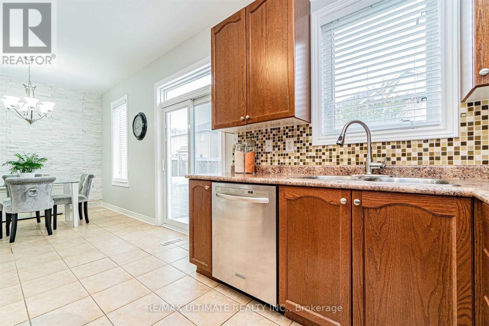 15 Windflower Road, Brampton, Ontario  L7A 0L9 - Photo 7 - W12727996