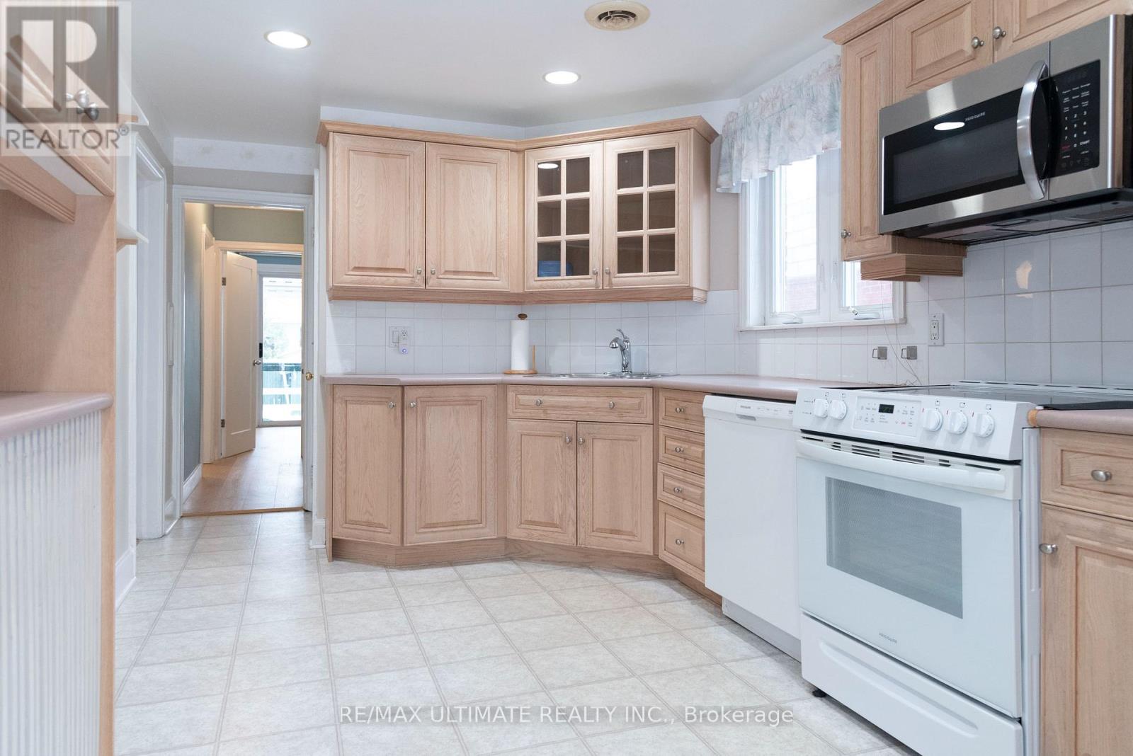 7 Joanith Upper Drive, Toronto, Ontario  M4B 1S6 - Photo 3 - E12728002