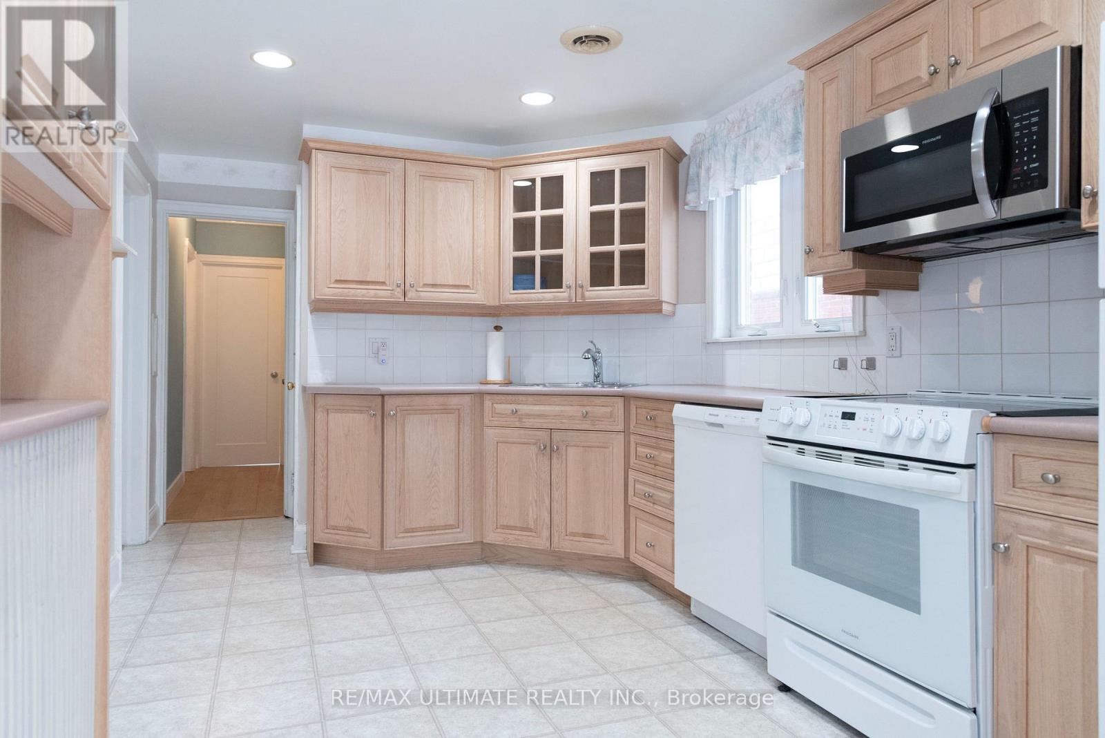 7 Joanith Upper Drive, Toronto, Ontario  M4B 1S6 - Photo 4 - E12728002