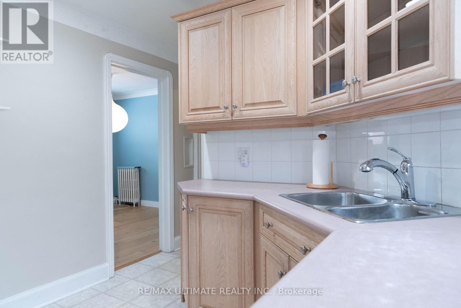 7 Joanith Upper Drive, Toronto, Ontario  M4B 1S6 - Photo 9 - E12728002