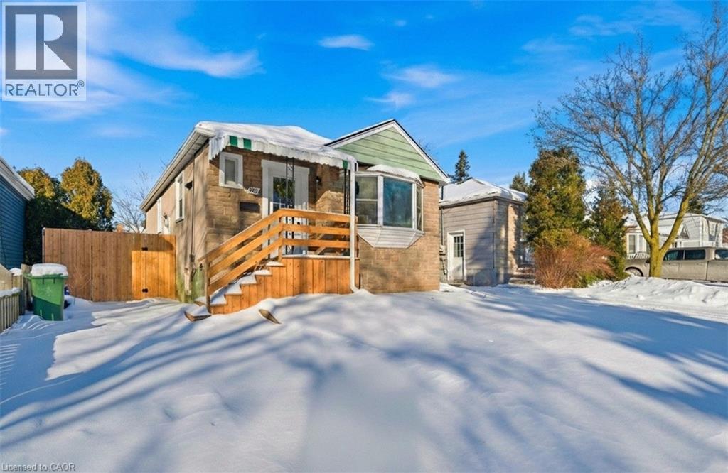 86 East 38th Street, Hamilton, Ontario  L8V 4E5 - Photo 1 - 40800809