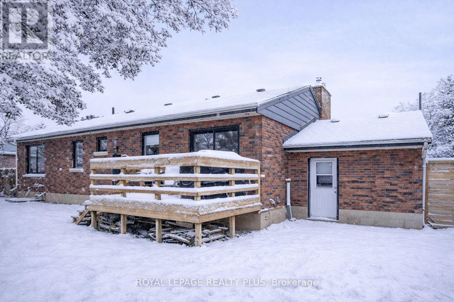 884 Eagle Drive, Burlington, Ontario  L7T 3A4 - Photo 4 - W12459574