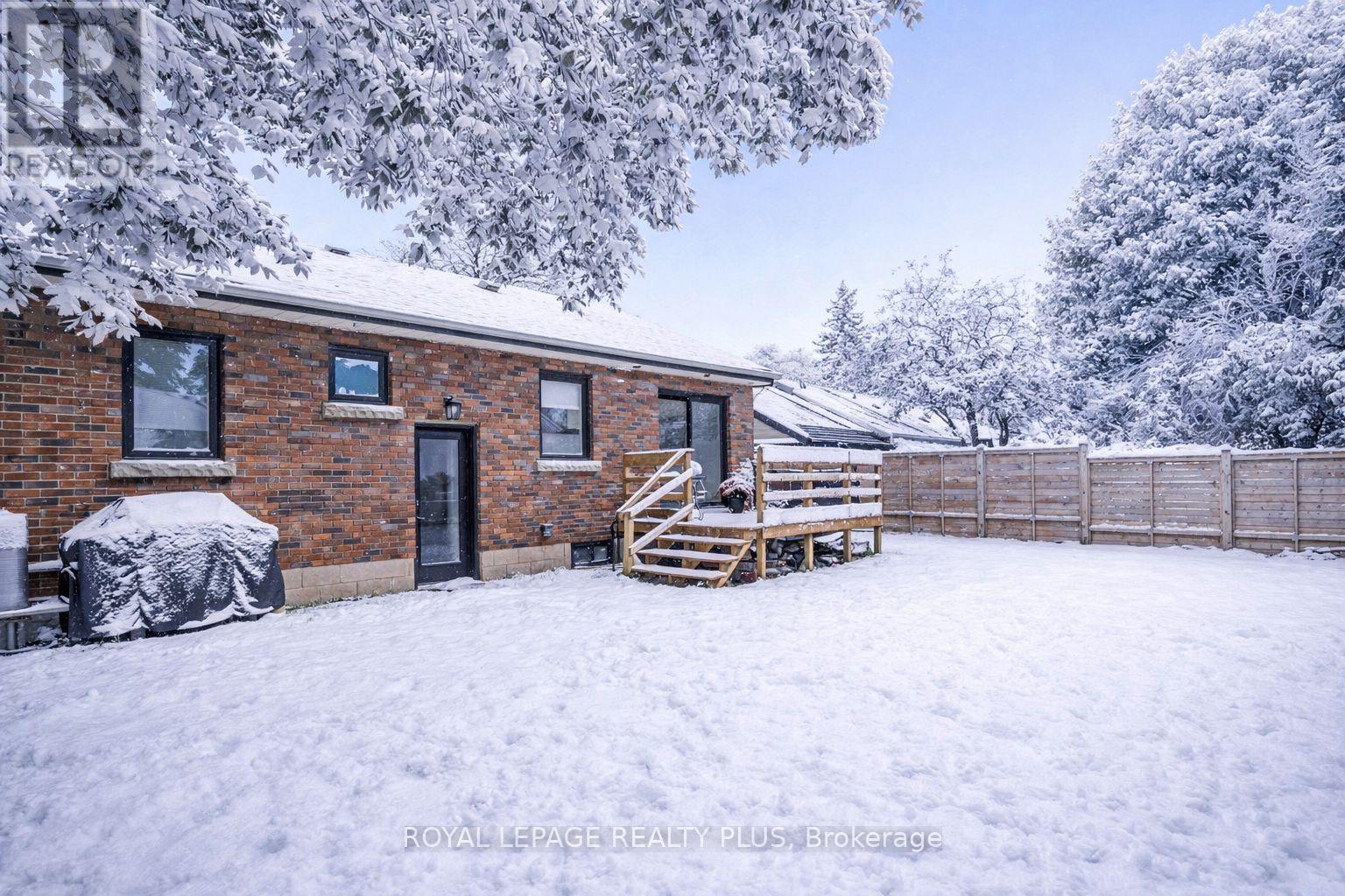 884 Eagle Drive, Burlington, Ontario  L7T 3A4 - Photo 5 - W12459574