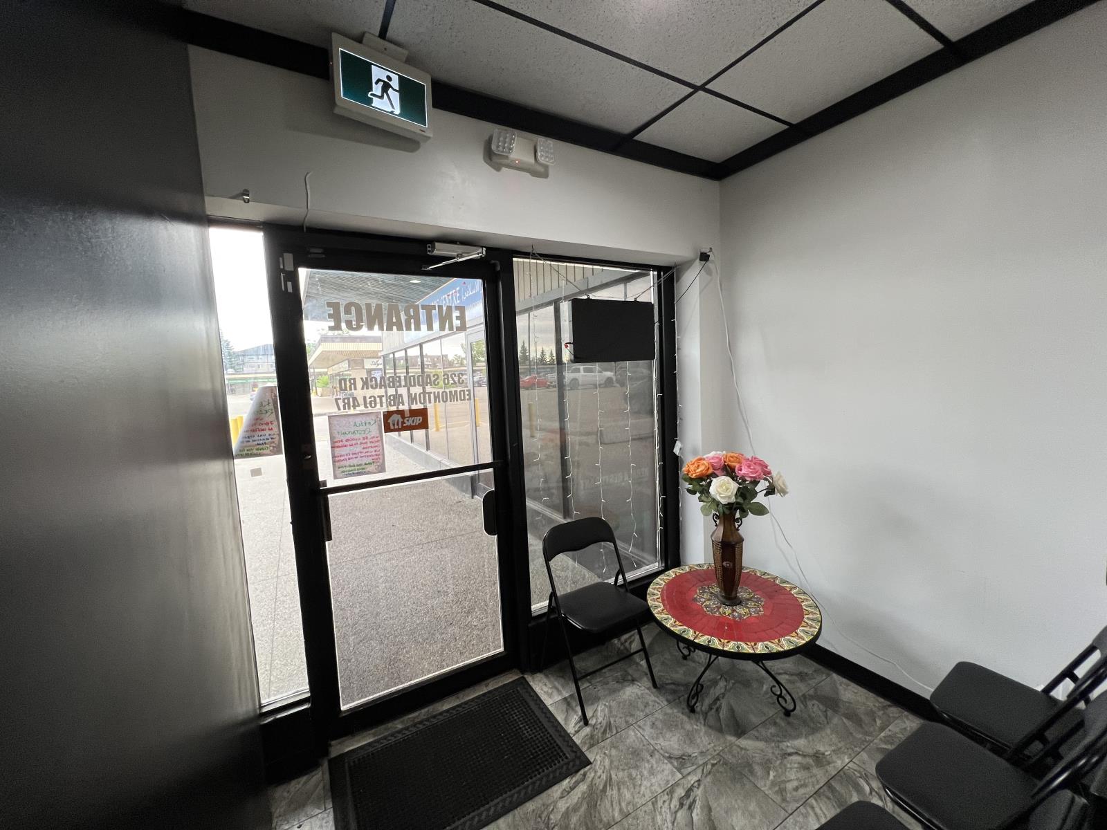 326  Saddleback Rd Nw, Edmonton, Alberta  T6J 4R7 - Photo 4 - 44171688