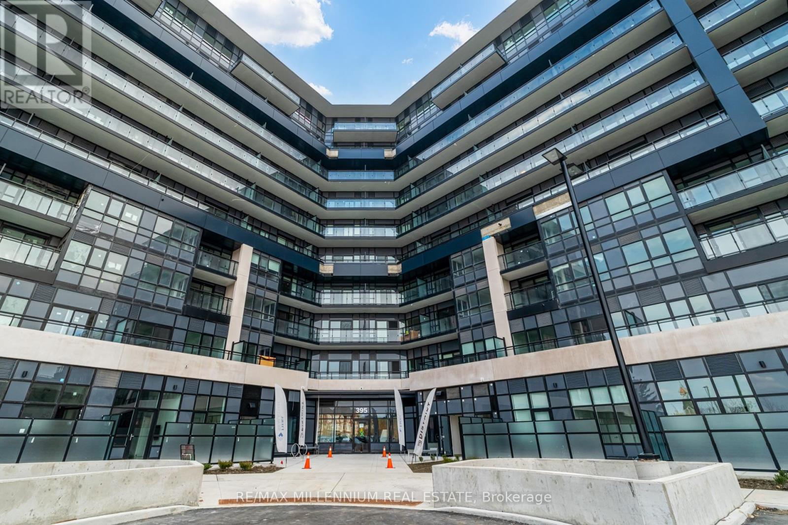 531 - 395 Dundas Street W, Oakville, Ontario  L6M 4M2 - Photo 2 - W12728020