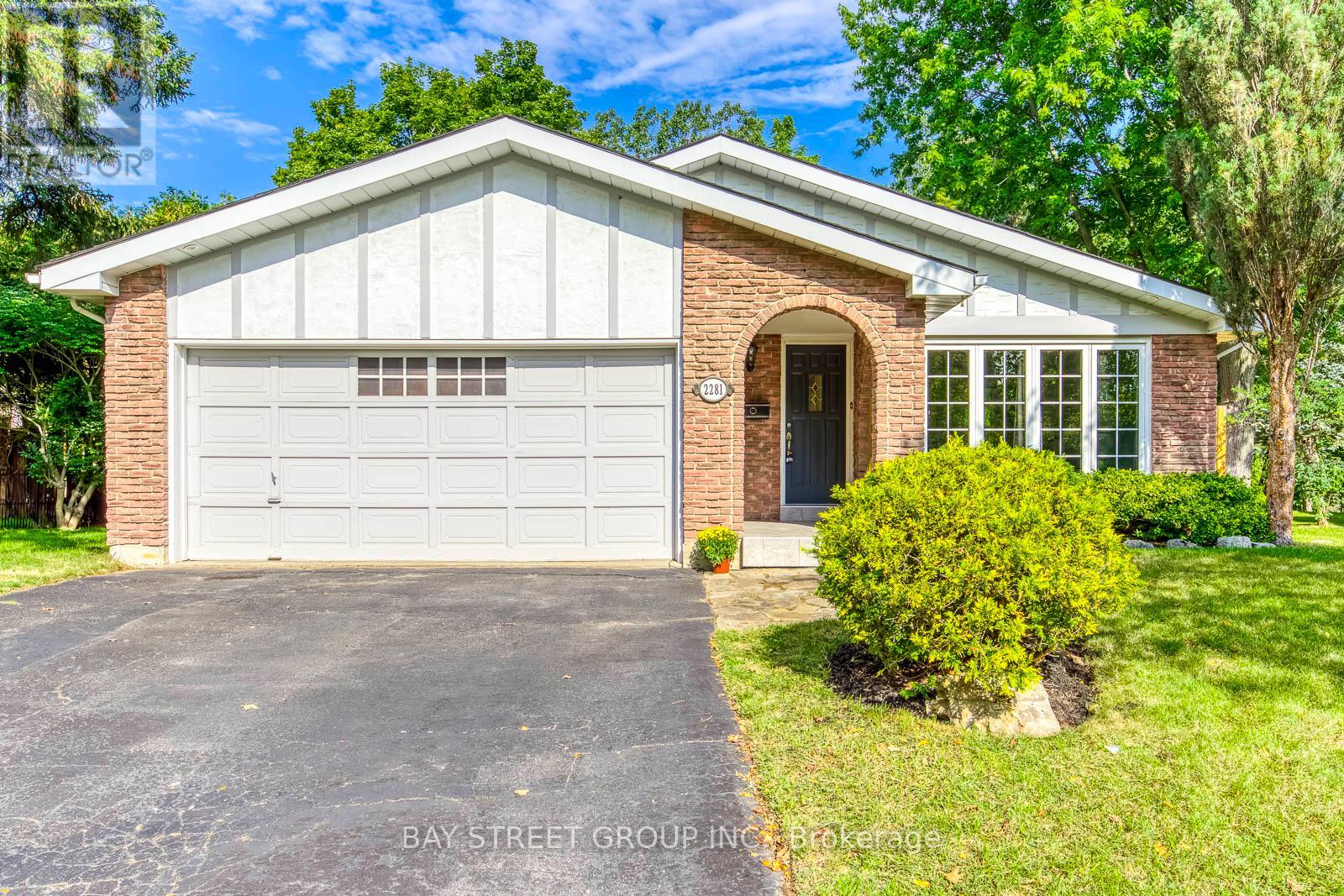 2281 Devon Road, Oakville, Ontario  L6J 5R2 - Photo 2 - W12728030