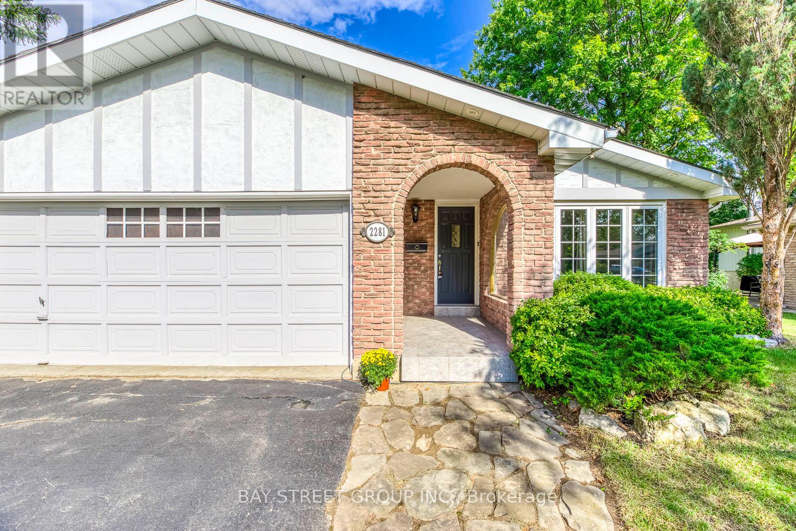 2281 Devon Road, Oakville, Ontario  L6J 5R2 - Photo 3 - W12728030