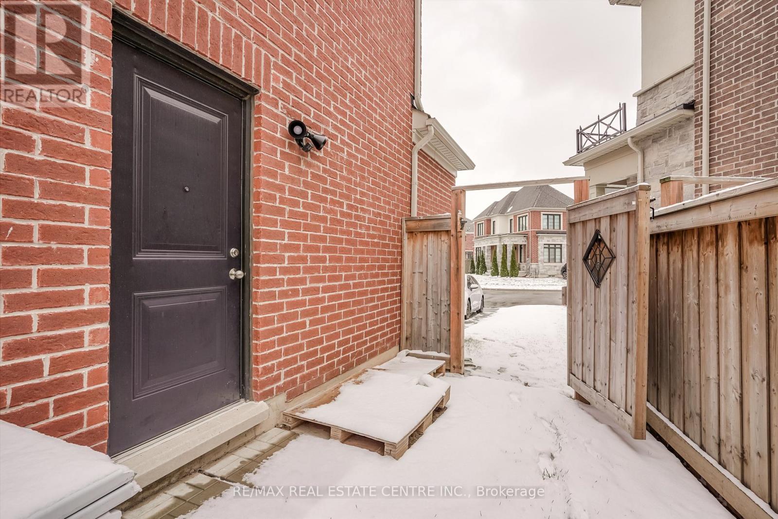 431 Ramsey Place, Milton, Ontario  L9B 1J6 - Photo 2 - W12728064