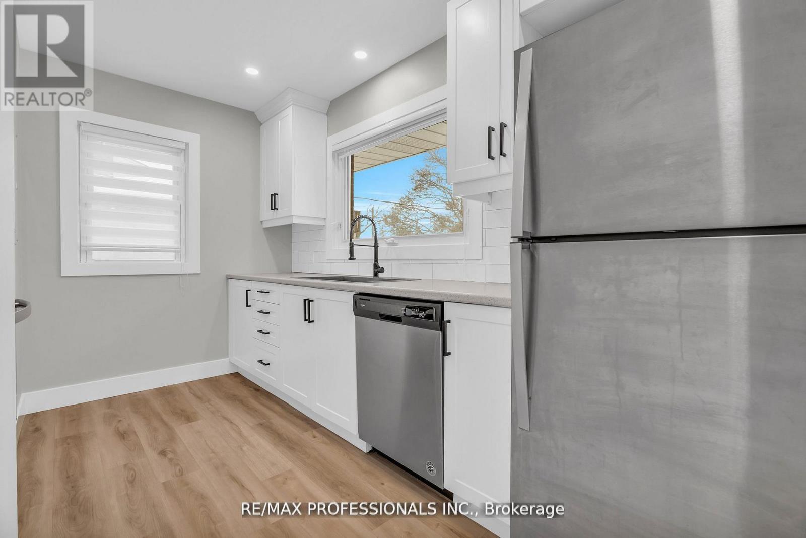 Upper - 139 Byron Avenue, Kitchener, Ontario  N2C 1Z7 - Photo 5 - X12669558